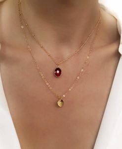 Collier tendance 2019 - medaille et pierre rouge