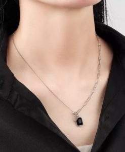 Collier geometrique pendentif noir femme