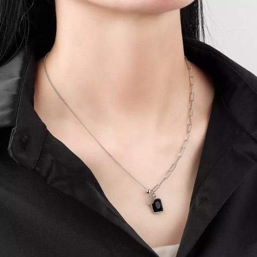 Collier geometrique pendentif noir femme