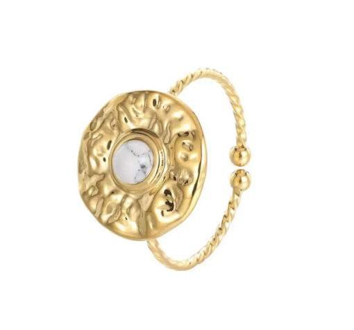 Bague ronde martelee avec pierre blanche